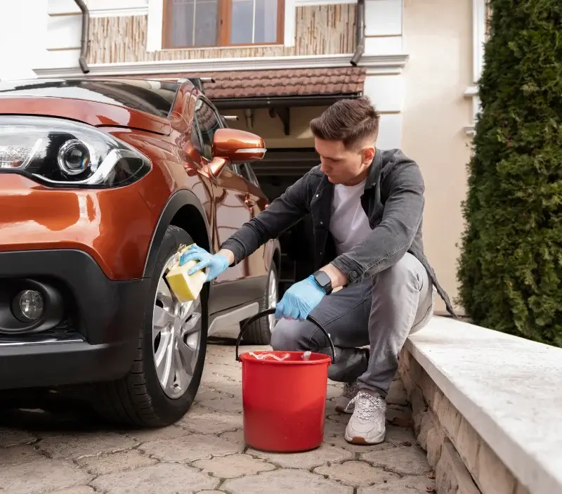 Lavage auto à domicile Labastide-Gabausse : professionnel intervenant sur un véhicule